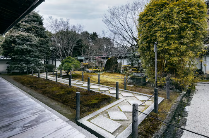 建物に沿ったアプローチ
