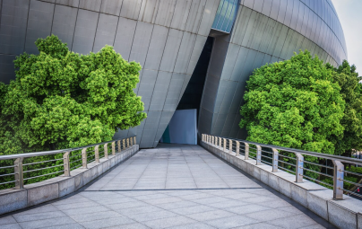 建物と緑のアプローチ